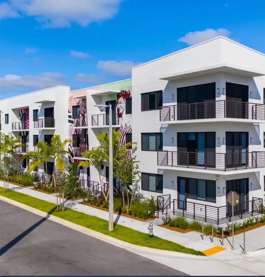 Lux Urban Retreat: Family-Friendly Staycation with Gym & EV Charging West Palm Beach Exterior photo