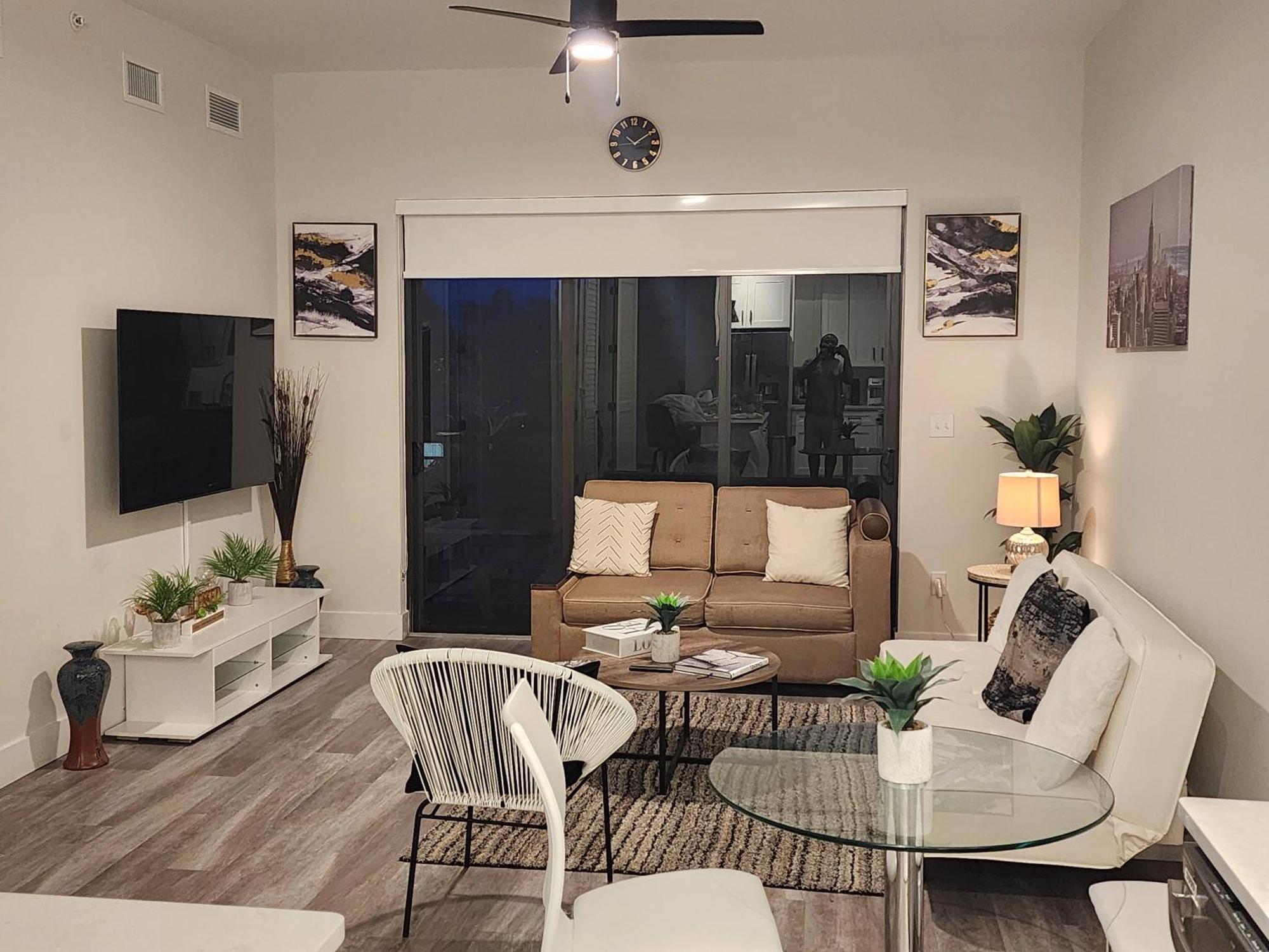 Lux Urban Retreat: Family-Friendly Staycation with Gym & EV Charging West Palm Beach Exterior photo